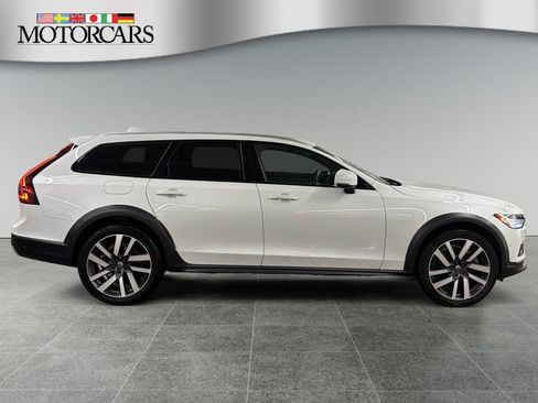 Used 2022 Volvo V90 B6 Cross Country w/ Advanced Package AWD/4WD image 2