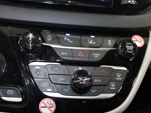 Used 2024 Chrysler Pacifica Touring-L image 31