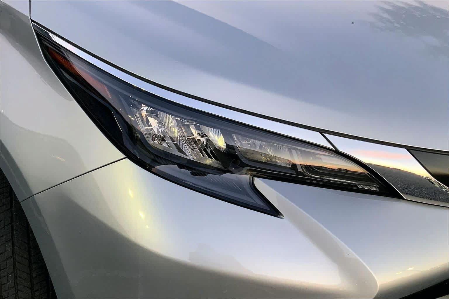 Used 2025 Toyota Sienna XLE FWD image 24