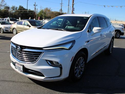 Used 2022 Buick Enclave Essence image 3