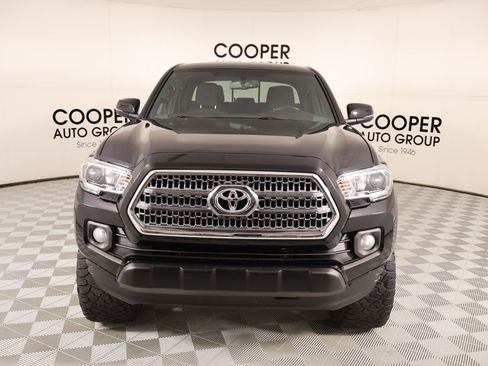 Used 2017 Toyota Tacoma TRD Off-Road w/ Tow Package (A/T) AWD/4WD image 9