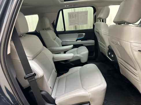 Used 2025 Ford Expedition Platinum AWD/4WD image 19
