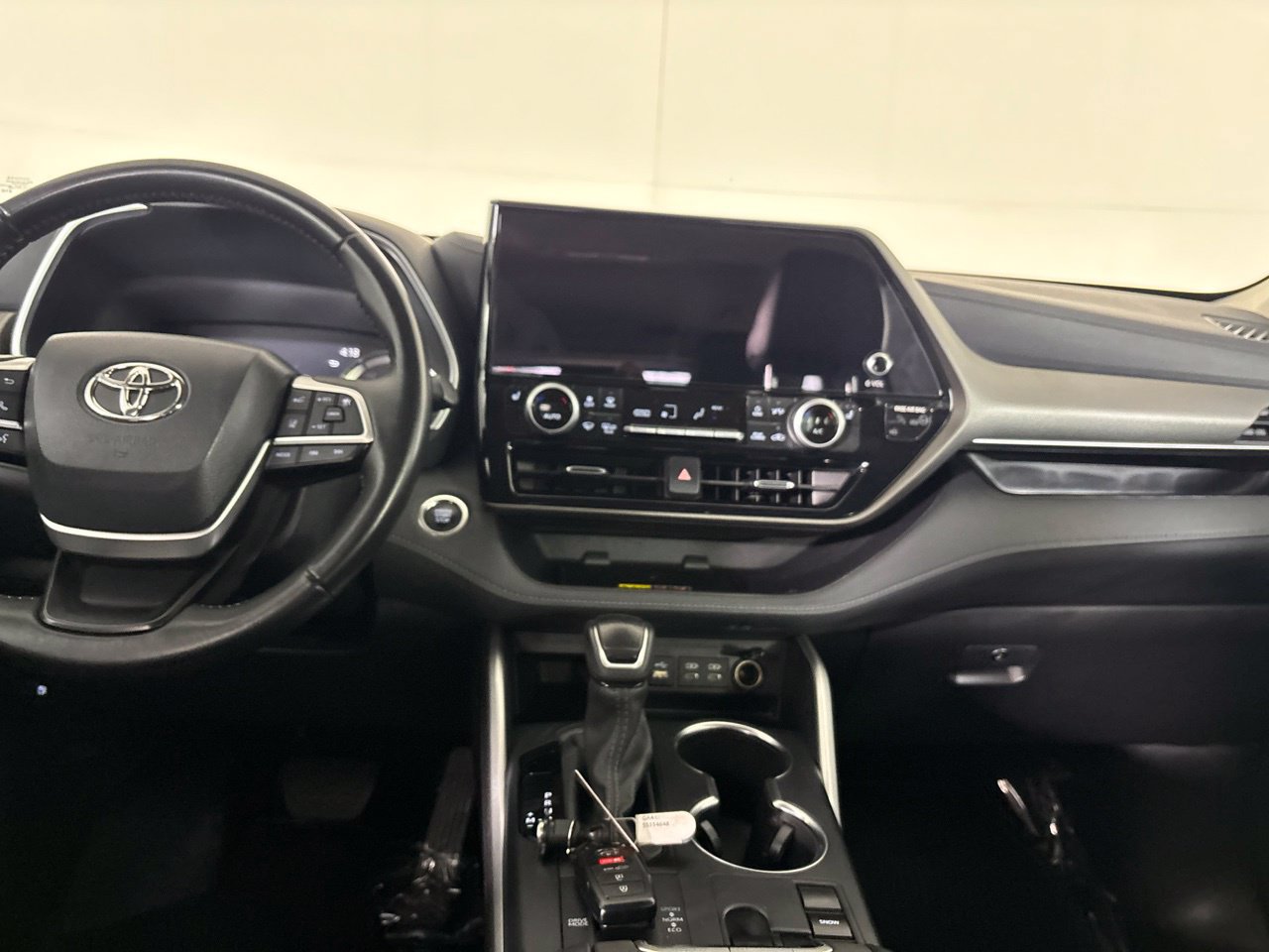 Used 2025 Toyota Highlander XLE FWD image 25