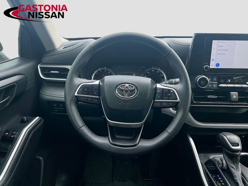 Used 2024 Toyota Highlander LE image 29