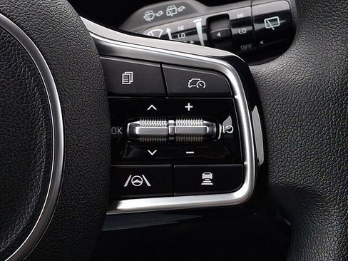 Certified 2025 Kia Sorento LX image 16