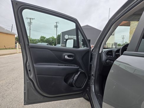 Used 2020 Jeep Renegade Altitude FWD image 4