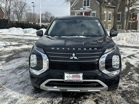 Used 2022 Mitsubishi Outlander SE image 2
