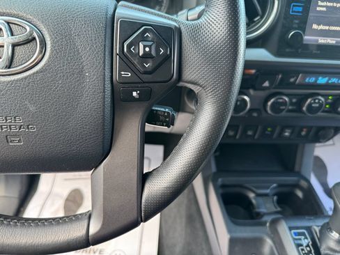 Used 2017 Toyota Tacoma TRD Sport AWD/4WD image 12
