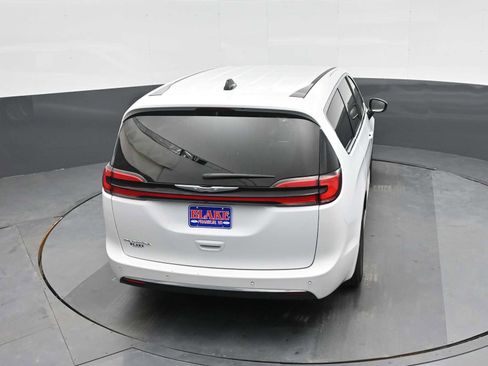 Used 2024 Chrysler Pacifica Touring-L image 16