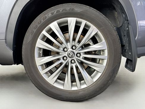 Certified 2024 Toyota Highlander Platinum AWD/4WD image 34