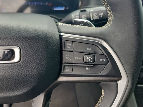 Used 2023 Jeep Grand Cherokee Limited image 21