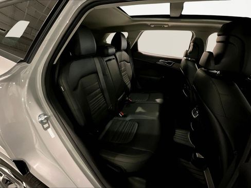 Used 2025 Kia Sportage SX image 25