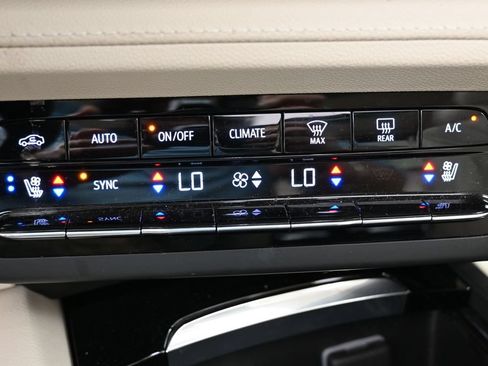 Used 2023 Buick Envision Avenir AWD/4WD image 30