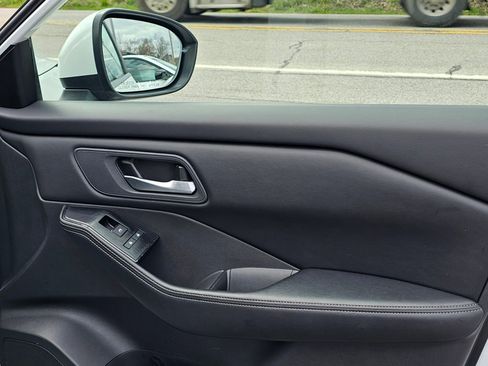 Used 2025 Nissan Rogue SV image 6