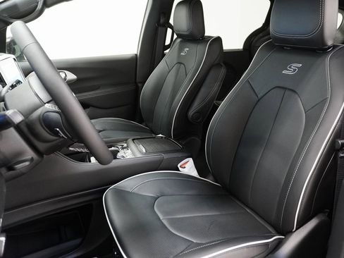 Used 2024 Chrysler Pacifica Limited w/ S Appearance Package image 10