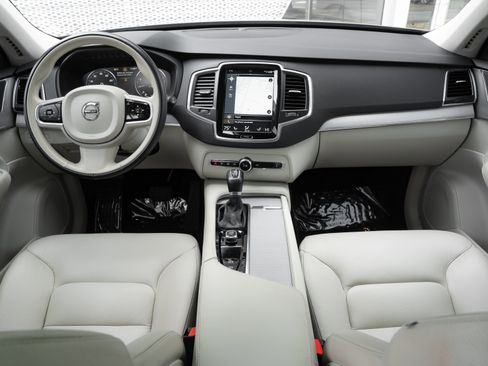 Used 2022 Volvo XC90 T5 Momentum w/ Climate Package image 8