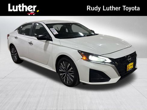 Used 2025 Nissan Altima 2.5 SV FWD image 1