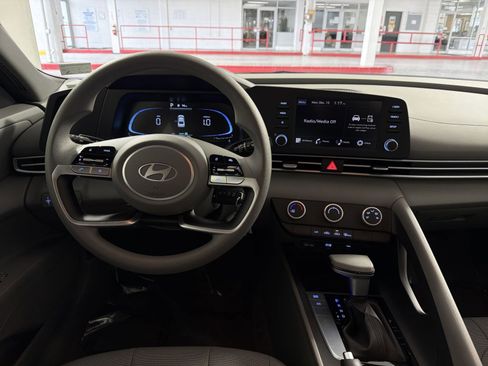 Used 2024 Hyundai Elantra SE image 16