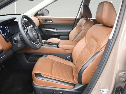 Certified 2024 Nissan Pathfinder Platinum FWD image 9