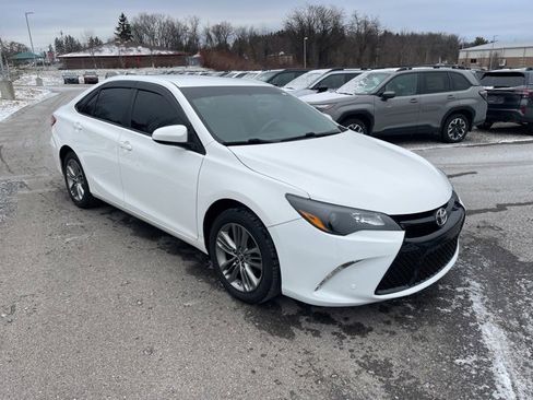 Used 2016 Toyota Camry SE image 3