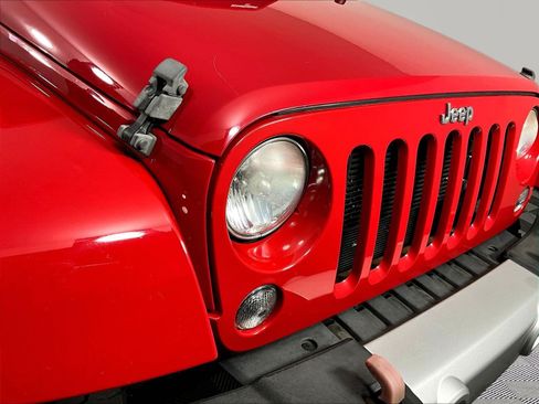 Used 2014 Jeep Wrangler Unlimited Sahara w/ Connectivity Group AWD/4WD image 30