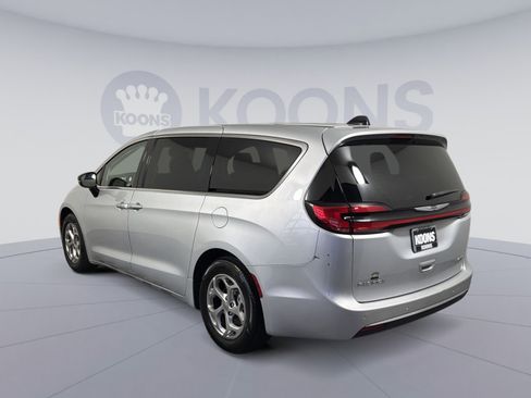 Used 2024 Chrysler Pacifica Limited image 4
