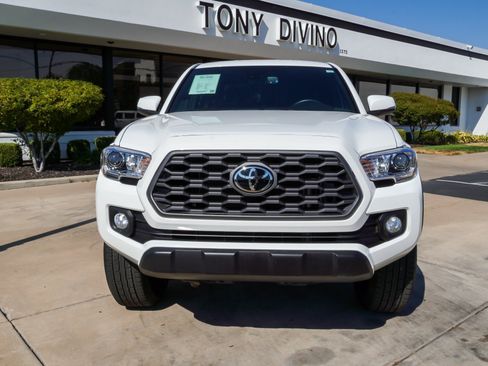 Used 2022 Toyota Tacoma TRD Off-Road w/ Technology Package AWD/4WD image 3