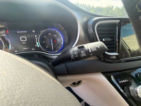 Used 2024 Chrysler Pacifica Touring-L FWD image 28