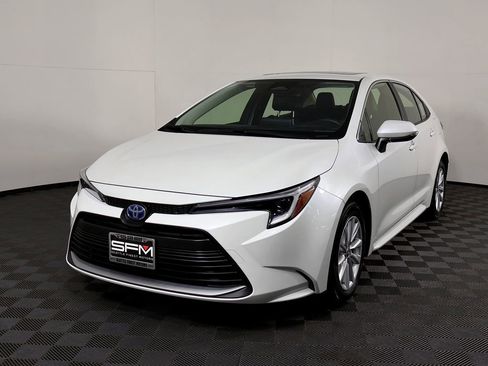 Used 2023 Toyota Corolla XLE image 3