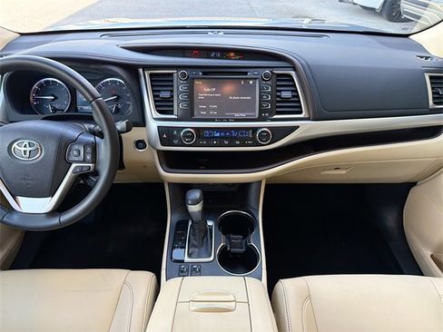 Used 2019 Toyota Highlander XLE image 19