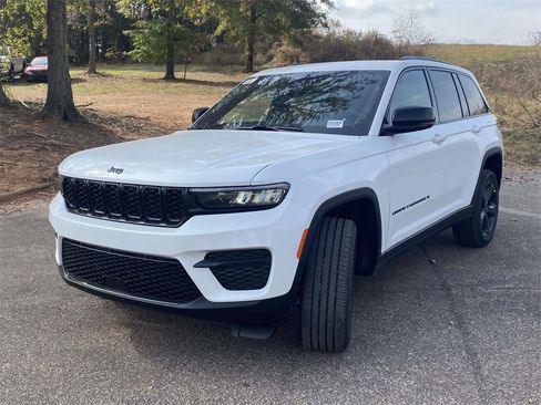New 2025 Jeep Grand Cherokee Altitude image 33