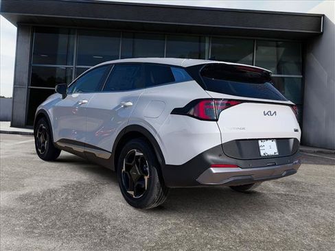 Used 2026 Kia Sportage EX FWD image 3
