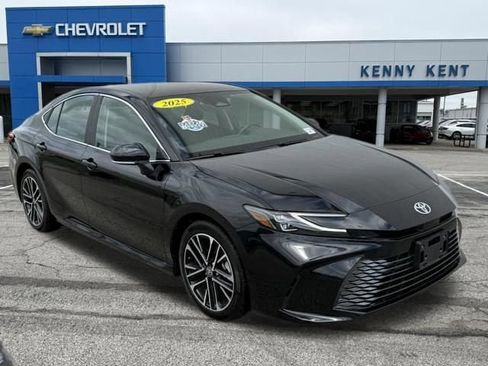 Used 2025 Toyota Camry XLE FWD image 1