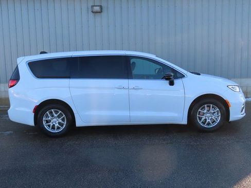 New 2026 Chrysler Pacifica Select image 2