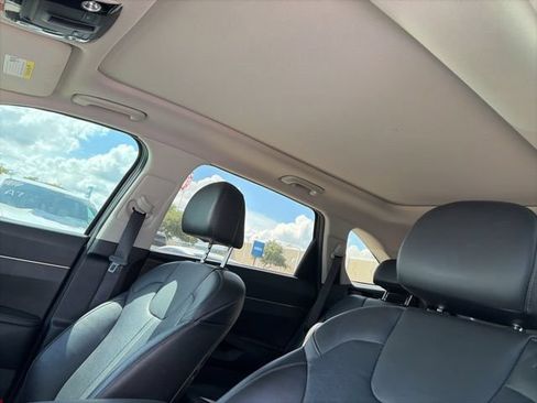 Used 2022 Kia Sorento EX w/ Panoramic Sunroof Package FWD image 9