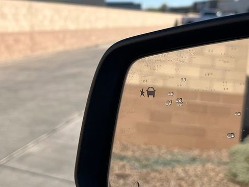 Used 2023 Chevrolet Traverse LT image 15