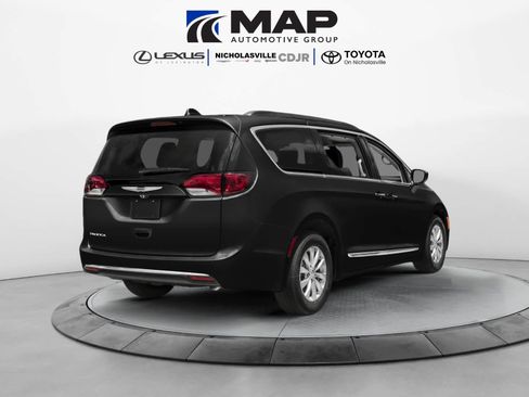 Used 2018 Chrysler Pacifica Touring-L w/ Premium Audio Group FWD image 2