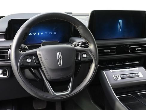 Certified 2025 Lincoln Aviator AWD image 12