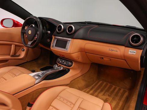 Used 2010 Ferrari California RWD image 29