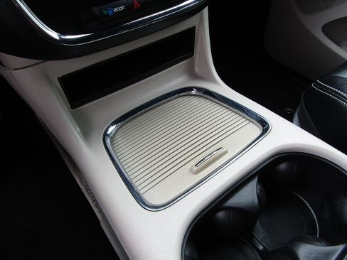 Used 2018 Dodge Grand Caravan SXT w/ Rear Park Assist Package image 17