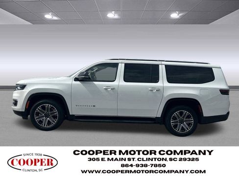 Used 2024 Jeep Wagoneer L Series II w/ Flexible Seating Group RWD image 2
