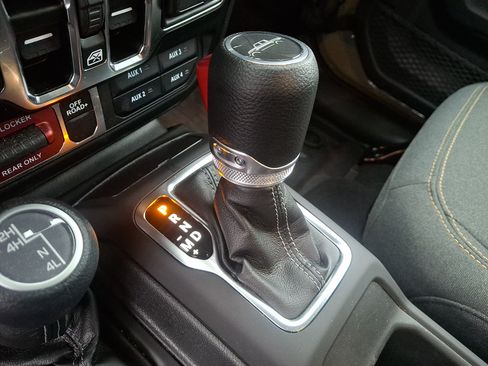 Used 2025 Jeep Gladiator Sport AWD/4WD image 14