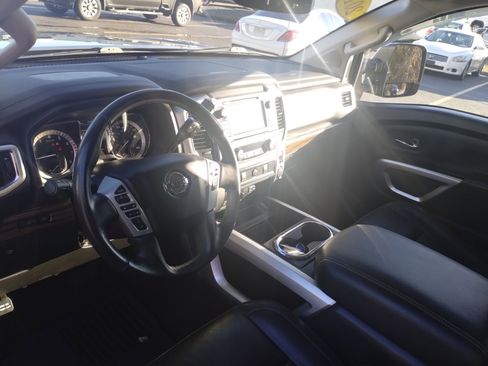 Used 2019 Nissan Titan SL w/ Chrome Package image 9