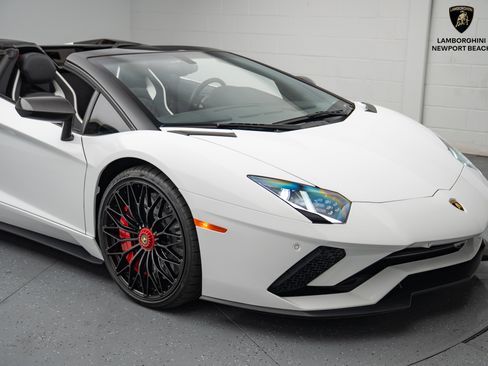 Used 2019 Lamborghini Aventador S image 2