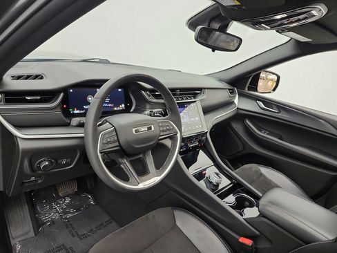 Used 2023 Jeep Grand Cherokee Altitude AWD/4WD image 9