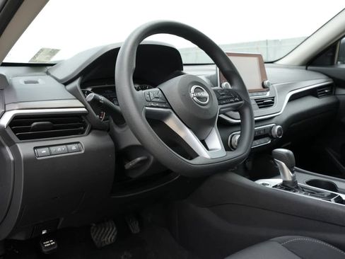 Used 2025 Nissan Altima 2.5 SV FWD image 15