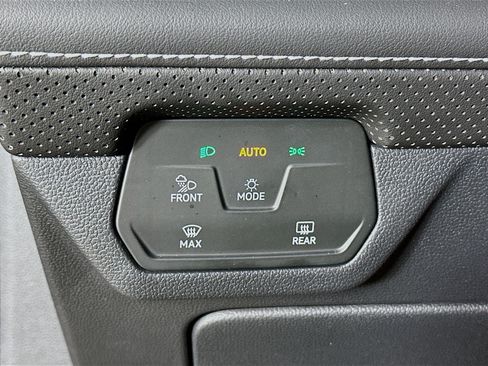 Used 2025 Volkswagen Atlas Cross Sport SE FWD image 17