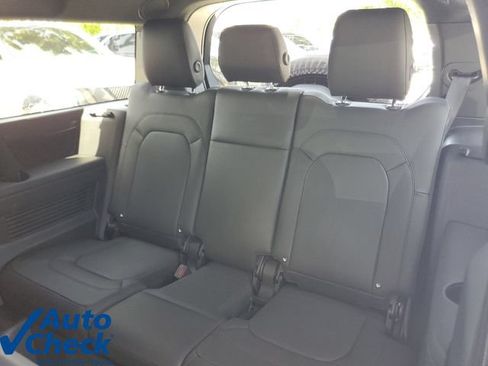 Used 2025 Land Rover Defender 130 X-Dynamic SE AWD/4WD image 10
