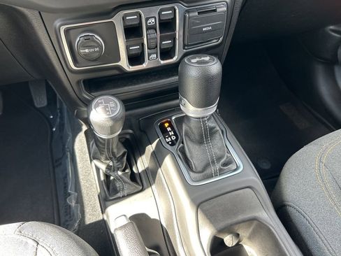 Used 2025 Jeep Wrangler Unlimited Sahara AWD/4WD image 15