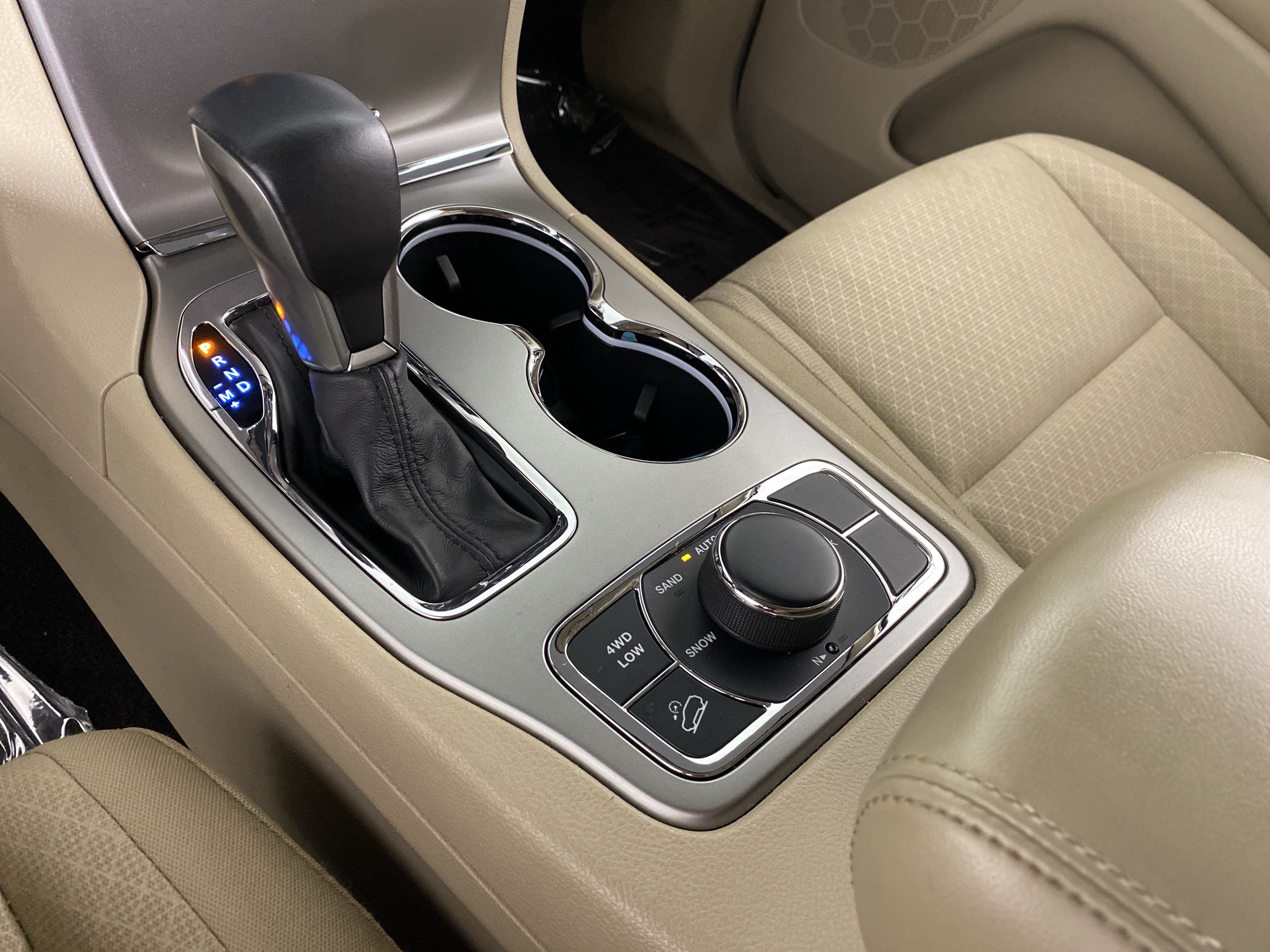 Used 2018 Jeep Grand Cherokee Laredo AWD/4WD image 29
